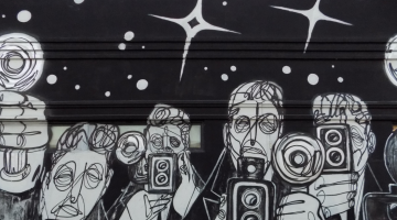 Zdjęcie dzieła sztuki nowoczesnej, graffiti na ścianie budynku